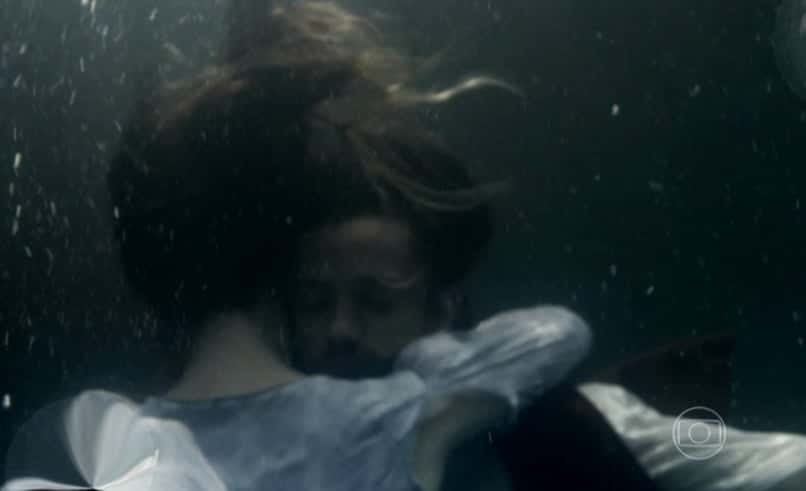 Protagonistas morrem abraçados na primeira fase da novela. (Foto: Reprodução/TV Globo)
