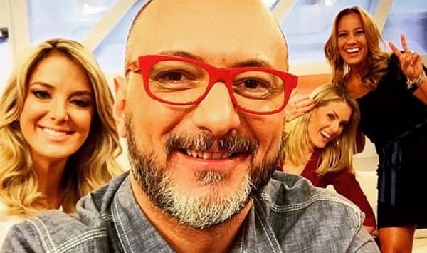 Britto Jr. e as apresentadoras do "Hoje em Dia" em sua volta ao programa (Foto: Reprodução/Record)