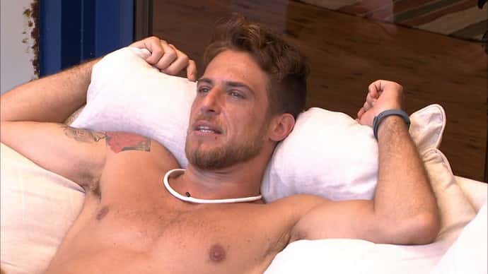 Daniel pensa no que a namorada está fazendo no Carnaval (Foto: TV Globo)