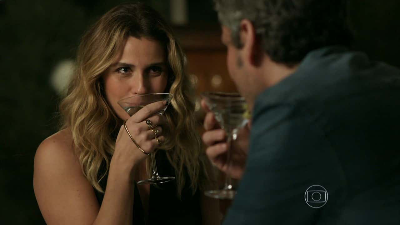 Atena (Giovanna Antonelli) e Romero (Alexandre Nero) em cena de "A Regra do Jogo" (Foto: Reprodução/Globo)