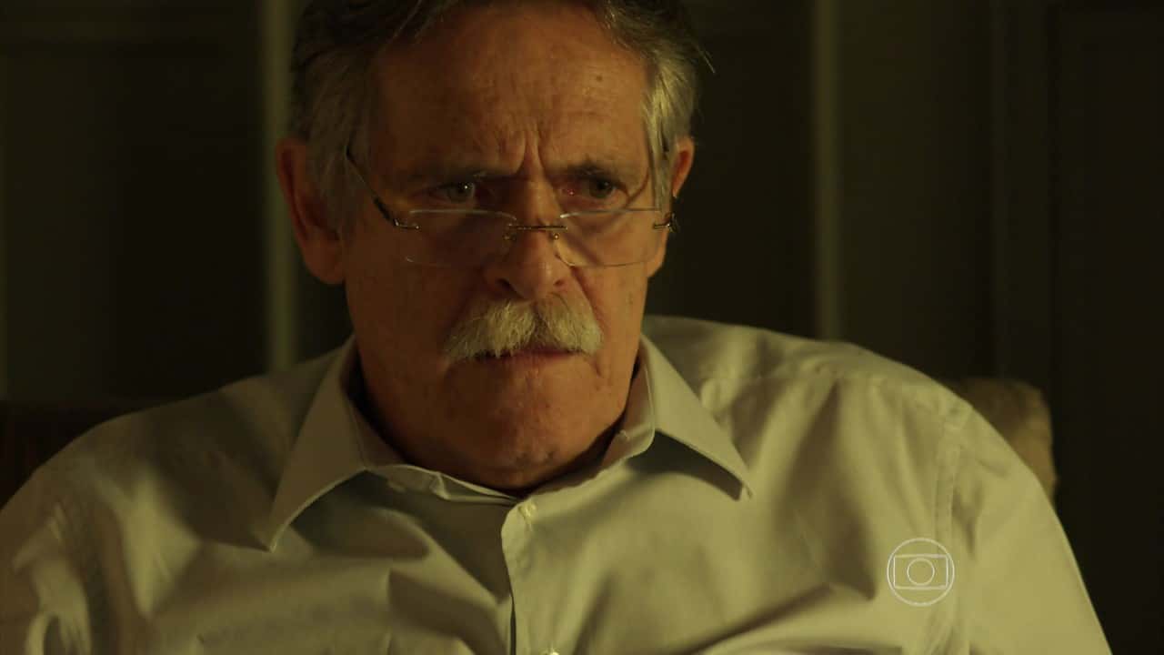 Gibson (José de Abreu) em cena de "A Regra do Jogo" (Foto: Reprodução/Globo)