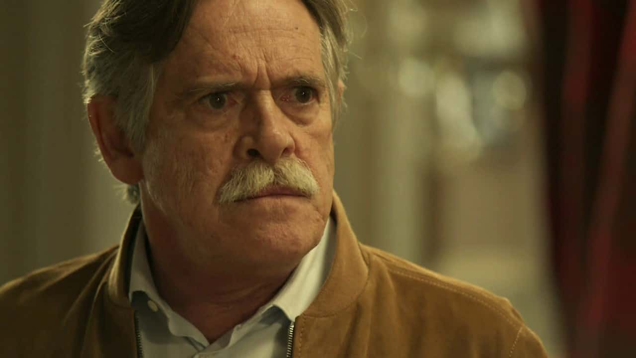 Gibson (José de Abreu) em cena de "A Regra do Jogo" (Foto: Reprodução/Globo)