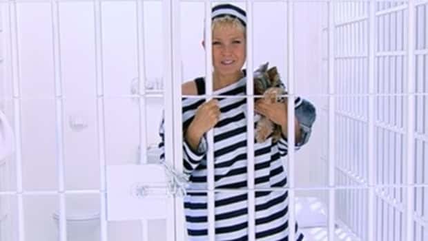 Xuxa aparece na prisão em chamada que nunca foi ao ar (Foto: Reprodução/Youtube)