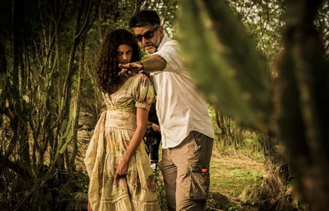 Luiz Fernando Carvalho dirige Marina Nery, que será Leonor em "Velho Chico" (Foto: Globo/Caiuá Franco)