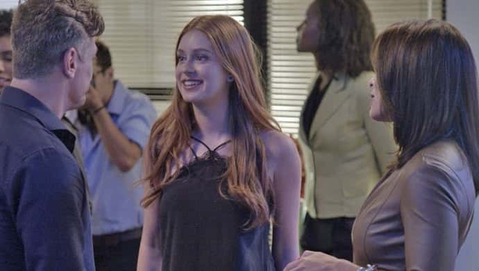Eliza (Marina Ruy Barbosa) interrompe conversa entre Arthur (Fábio Assunção) e Carolina (Juliana Paes (Foto: Globo/Divulgação)