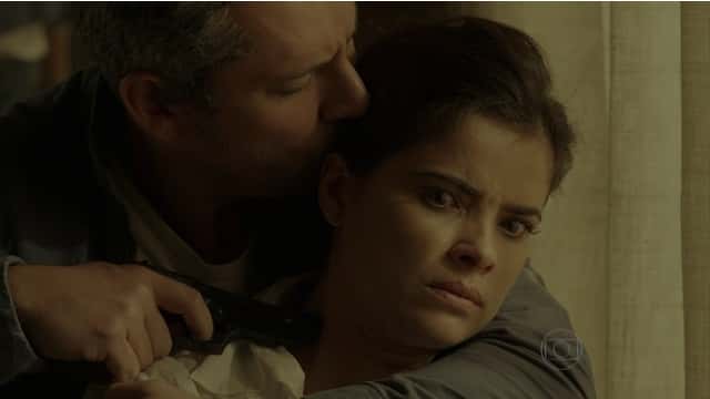 Romero (Alexandre Nero) e Tóia (Vanessa Giácomo) em cena de "A Regra do Jogo" (Foto: Reprodução/Globo)