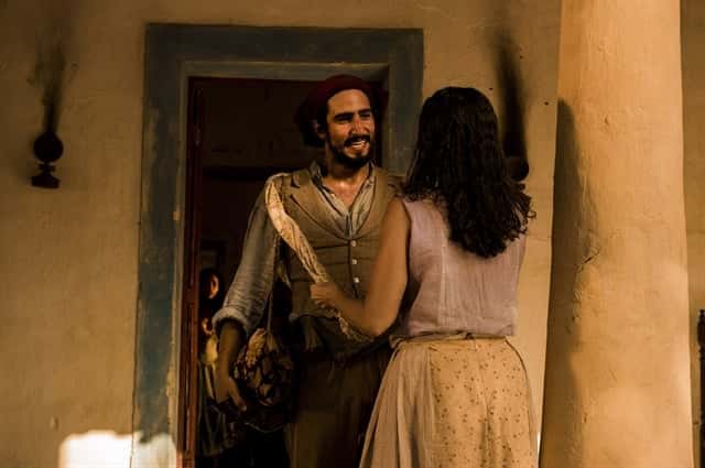 Santo (Renato Góes) e Piedade (Cyria Coentro) na fazenda Piatã (Foto: Globo/Caiuá Franco)