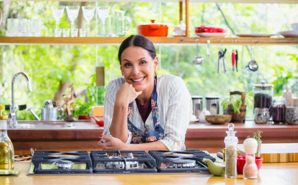 Atriz comanda o "Receitas da Carolina" no GNT. (Foto: Divulgação)