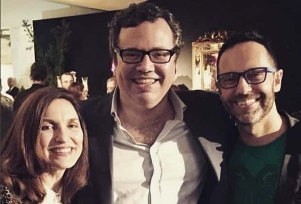 Thereza Falcão e Alessandro Marson junto com João Emanuel Carneiro. (Foto: Divulgação)