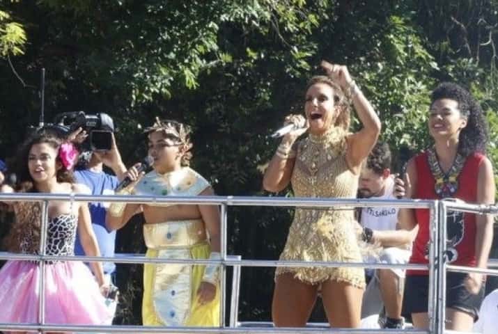 Ivete ao lado de crianças do "The Voice Kids" em trio. (Foto: Divulgação)