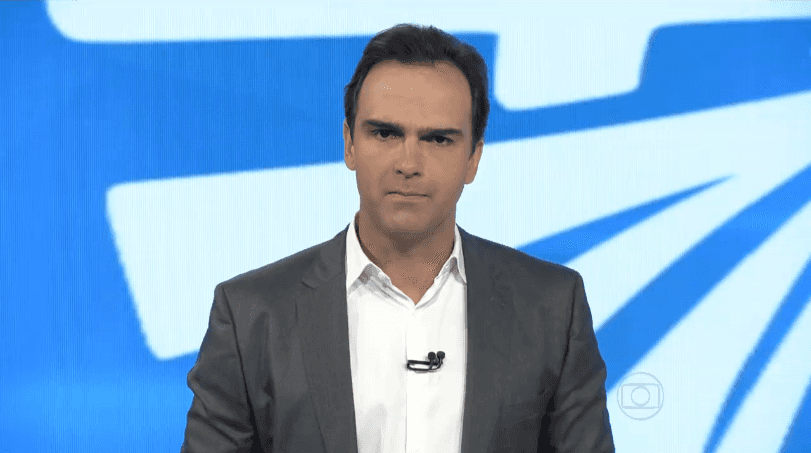 Tadeu Schmidt no comando do "Fantástico" de ontem, dia 13 (Foto: Reprodução/Globo)