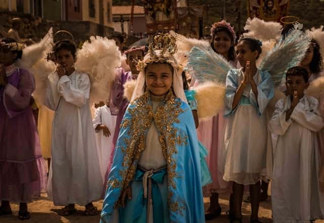 Maria Tereza (Isabella Aguiar) em dia de procissão (Foto: Globo/Caiuá Franco)