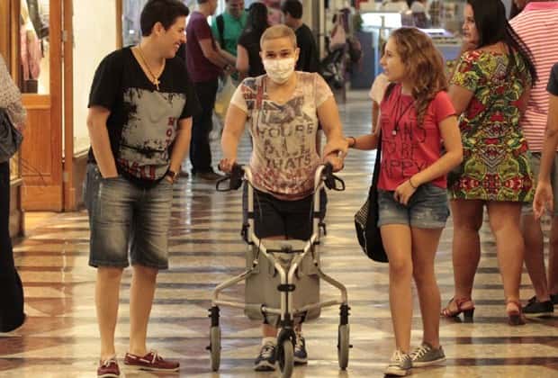 Atriz ao lado da empresária e da filha (Foto: AgNews)