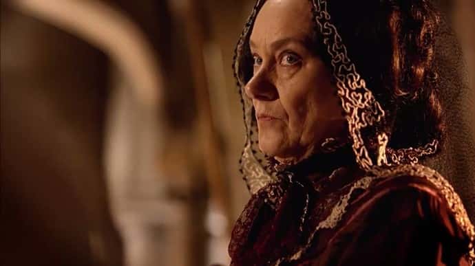 Encarnação vai partir para cima de Leonor ao se deparar com festividade religiosa (Foto: TV Globo)