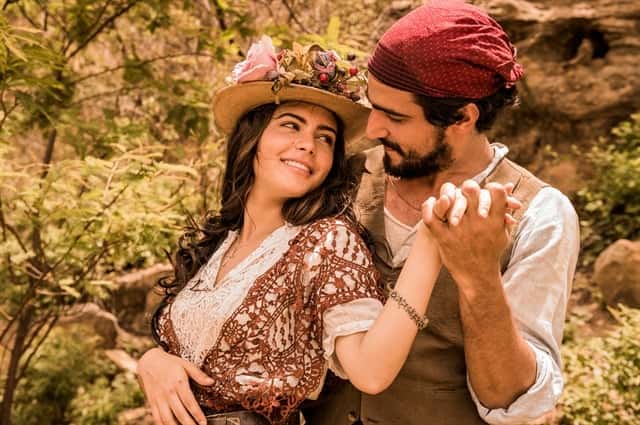 'Velho Chico' - bastidor/ retrato - Raso da Catarina - Maria Tereza (Julia Dalavia) e Santo (Renato Góes) (Foto: Globo/Caiuá Franco)