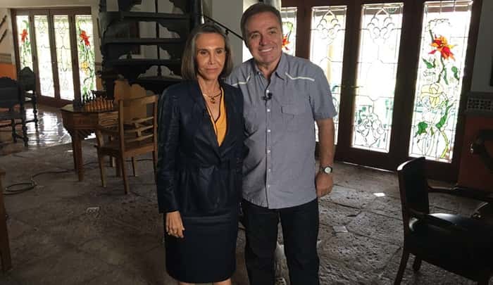 Gugu durante entrevista com Florinda Meza (Foto: Divulgação/Record)