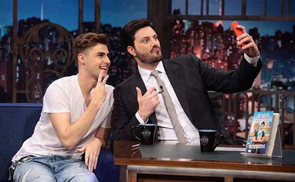 Danilo Gentili e o youtuber Pedro Afonso no "The Noite" da última sexta (22) (Foto: Leonardo Nones/SBT)