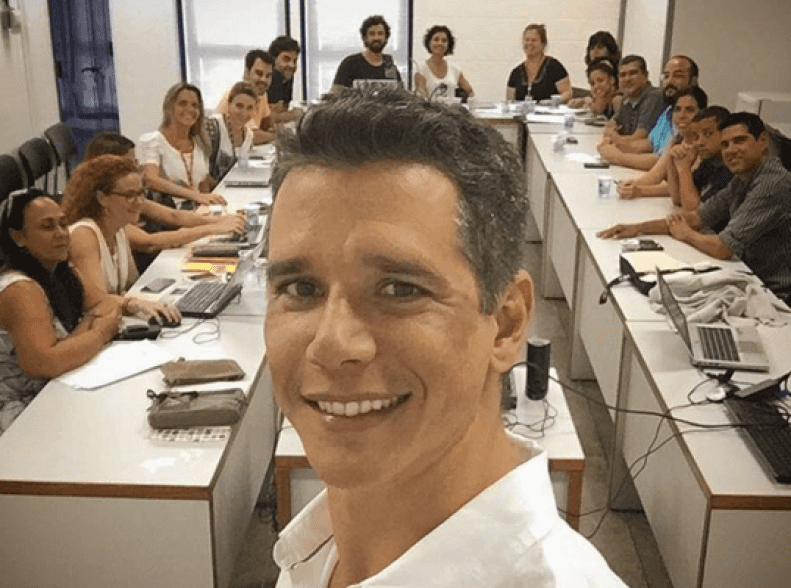 Márcio Garcia em reunião de pauta de seu novo programa. Imagem: Divulgação/arquivo pessoal
