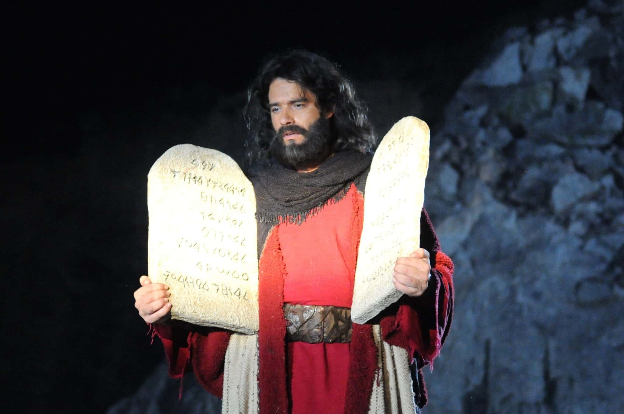 Guilherme Winter (Moisés) em cena de "Os Dez Mandamentos" (Foto: Divulgação/Record)