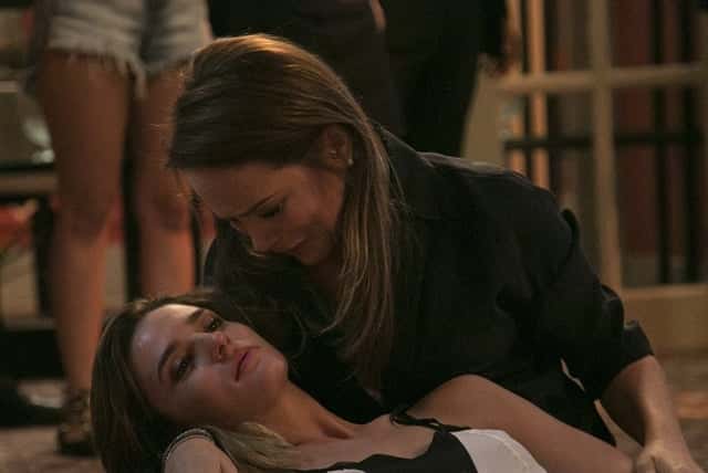 Lili (Vivianne Pasmanter) com Sofia (Priscila Steinman) à beira da morte (Foto: Globo / Raphael Dias)