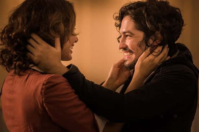 Miguel (Gabriel Leone) é filho de Maria Tereza (Camila Pitanga) (Foto: Globo/Caiuá Franco)