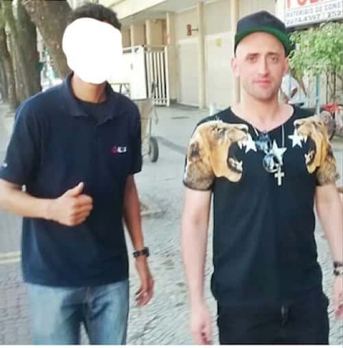 Paulo Gusttavo distante de uma fã numa foto (Foto: Divulgação)