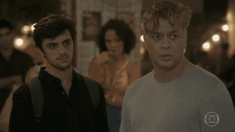 Jonatas (Felipe Simas) e Arthur (Fábio Assunção) em cena de "Totalmente Demais" (Foto: Reprodução/Globo)