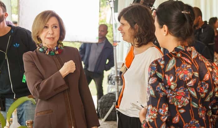 Diretora Olívia Guimarães e Fernanda Montegro no intervalo de gravação (Foto: Globo/Artur Meninea)