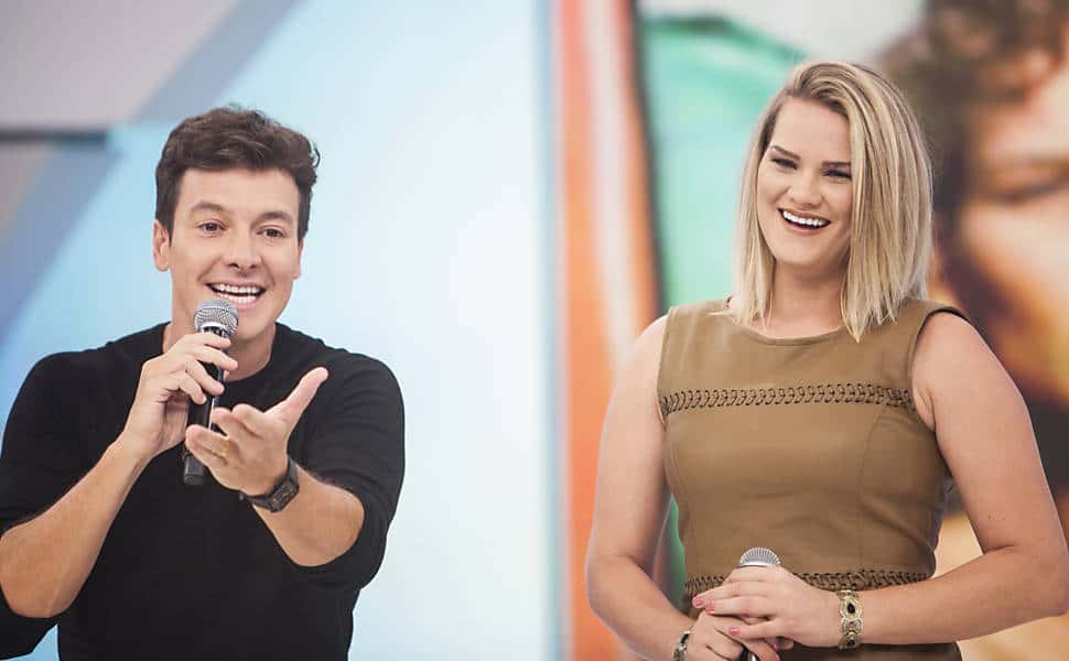 Rodrigo Faro e a ex-modelo Loemy Marques após tratamento contra vício em crack (Foto: Edu Moraes/Record)