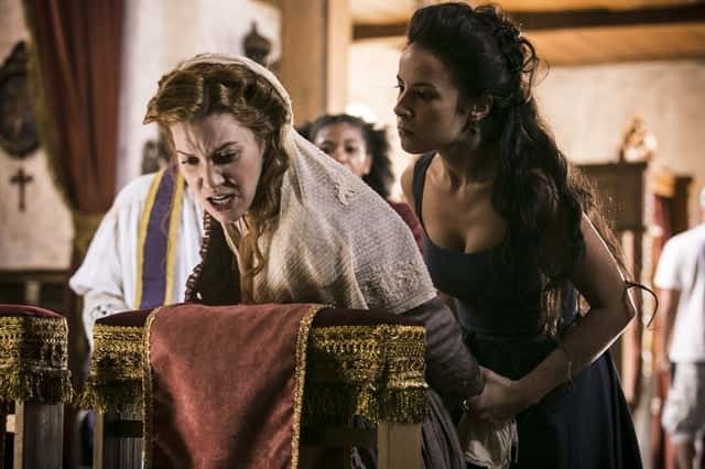 Joaquina (Andreia Horta) enfrenta Branca (Nathalia Dill) (Foto: Globo/Raphael Dias)