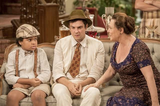 Cunegundes (Elizabeth Savala), Candinho (Sergio Guizé) e Pirulito (JP Rufino) (Foto: Globo/João Cotta)