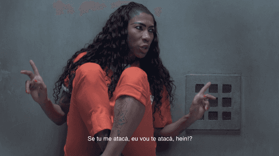Inês Brasil interage com Piper no vídeo de divulgação de "OITNB" (Foto: Reprodução/Twitter)