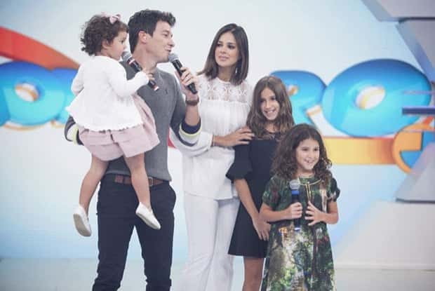 Rodrigo Faro, sua atual esposa Vera Viel e suas três filhas (Foto reprodução: TV Foco)