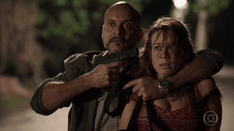 Tancinha (Mariana Ximenes) vira refém em cena de "Haja Coração" (Foto: Reprodução/Globo)