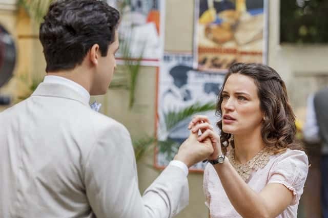 Celso (Rainer Cadete) conversa com Maria (Bianca Bin) em cena de "Êta Mundo Bom" (Foto: Globo/Artur Meninea)