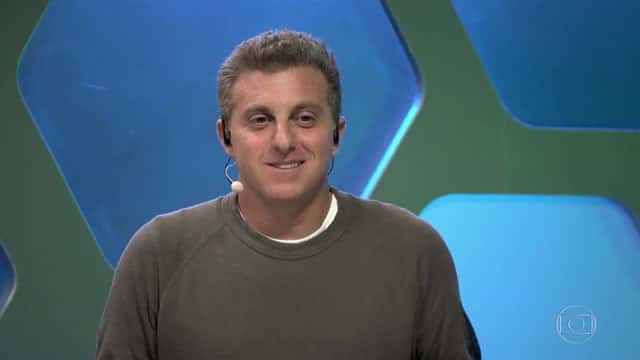 Luciano Huck durante a transmissão da partida Brasil x Haiti (Foto: Reprodução/Globo)