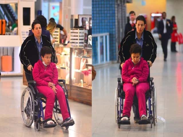 Claudia Rodrigues foi flagrada de cadeira de rodas em uma aeroporto de Curitiba (Foto: William Oda / AgNews)