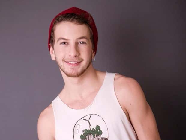 O ator tem 24 anos e faz sua estreia na televisão (Foto: Reprodução/Facebook)