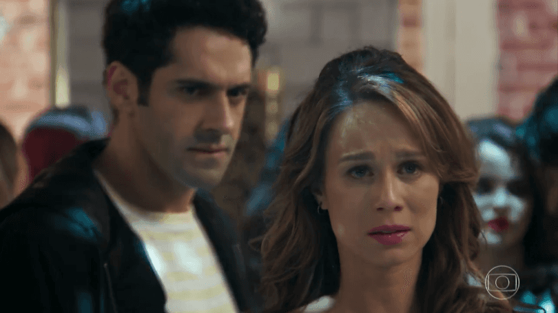Beto (João Baldasserini) e Tancinha (Mariana Ximenes) em cena de "Haja Coração" (Foto: Reprodução/Globo)