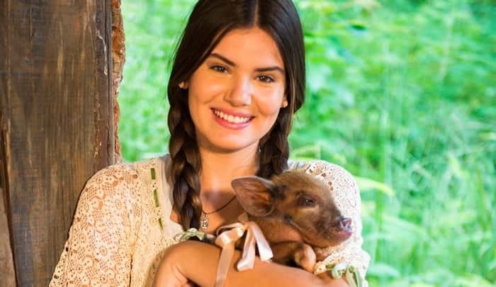 Mafalda (Camila Queiroz) e sua porquinha em "Êta Mundo Bom" (Foto: Globo/João Miguel Júnior)