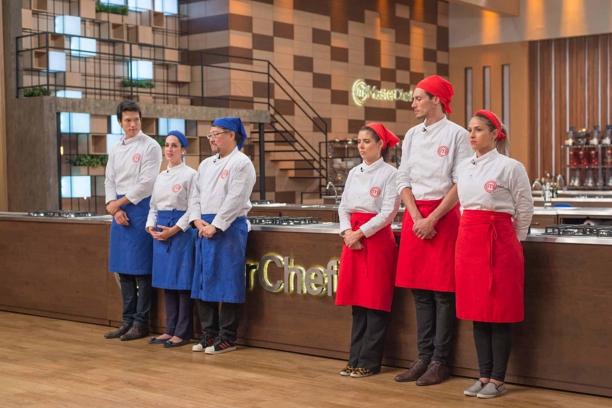 Cozinheiros disputam prova na cozinha do MasterChef