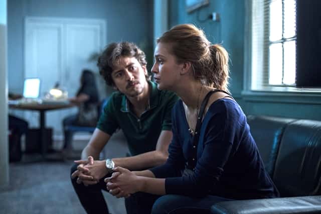 Isabela (Marina Ruy Barbosa) ao lado de Vicente Jesuíta Barbosa) em "Justiça" (Foto: Globo/Divulgação)