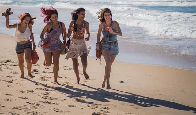 Joana (Aline Dias), Sula (Malu Falangola) e as amigas (Foto: Globo/Caiuá Franco)