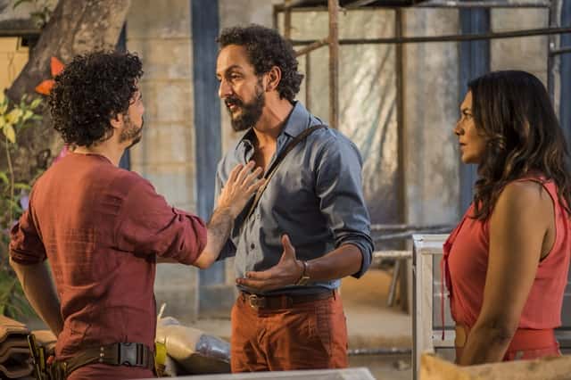 Bento (Irandhir Santos) e Martim (Lee Taylor) discutem. Beatriz (Dira Paes) observa. (Foto: Globo/Caiuá Franco)