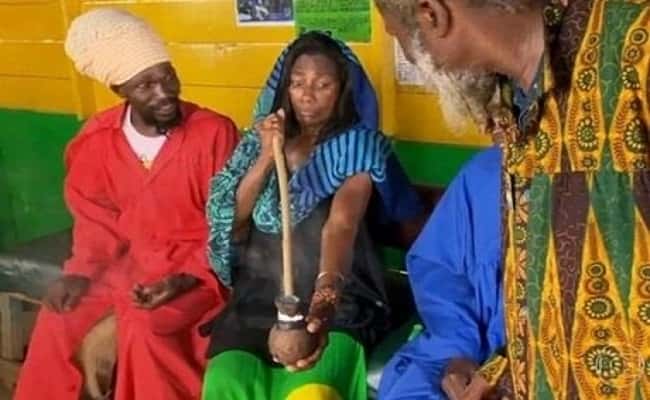 Glória Maria fuma maconha em matéria. (Foto: Reprodução)