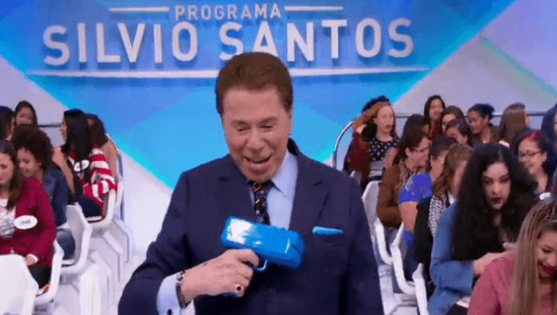 Silvo Santos lança o revólver da fortuna (Foto reprodução: SBT)