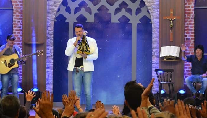 Padre Alessandro no comando do programa "Família Sertaneja" (Foto: Divulgação/Rede Vida)
