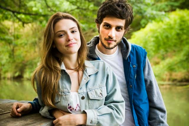 Pedro (Chay Suede) e Helô (Isabelle Drummond) nos anos 90 em "A Lei do Amor" (Foto: Globo/João Miguel)