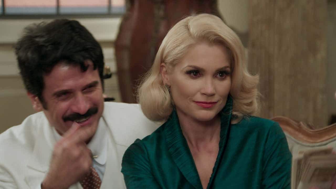 Sandra (Flávia Alessandra) e Ernesto (Eriberto Leão) em cena de "Êta Mundo Bom" (Foto: Reprodução/Globo)