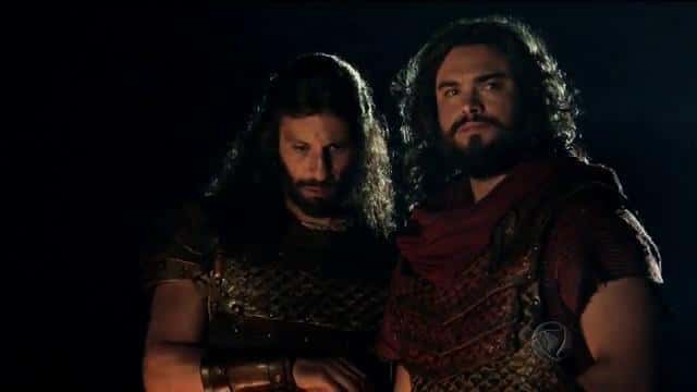 Calebe (Milhem Cortaz) e Josué (Sidney Sampaio) em cena de "A Terra Prometida" (Foto: Reprodução/Record)